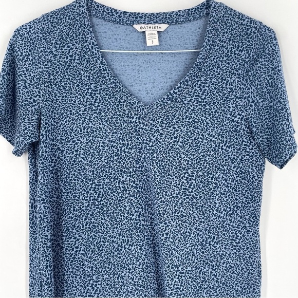 ATHLETA BLUE MICRO CHEETAH V-NECK SHORT SLEEVE BREEZY TEE SHIRT - Picture 4 of 9
